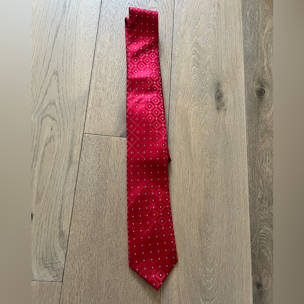Red patterned tie